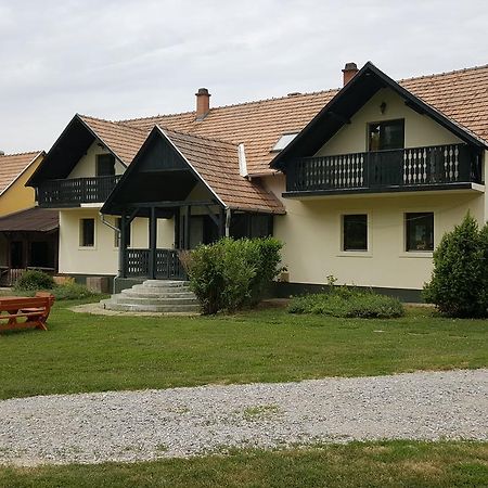Panzio-Kemping Bekoelce Bekolce Exterior photo